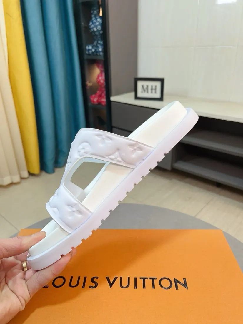 Men's shoes 💰360🌹🌹 (lv-Louis Vuitton) new men's sandals, high-end boutique, exquisite embossed logo decoration on the upper, fine workmanship, super soft soles, casual, loose and comfortable, a must-have in summer! \nsize：38-44